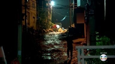 Bombeiros fazem buscas por vítimas na Muzema, no Rio de Janeiro - Dois edifícios desabaram na última sexta-feira (12). Comunidade é controlada pela milícia e prédios eram irregulares. Já são mais de 60 horas de buscas.