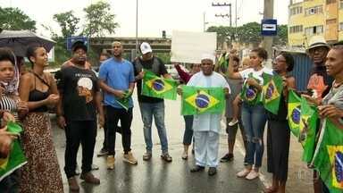 Protestos marcam uma semana da morte de Evaldo Rosa, fuzilado por militares - Carro em que Evaldo Rosa estava com a família foi atingido por mais de 80 tiros disparados por militares na Zona Norte do Rio de Janeiro.