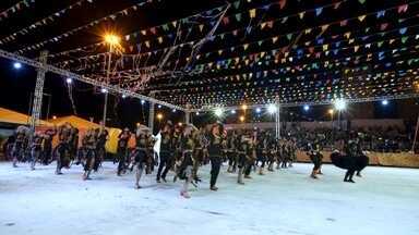 Distrito Cultural - Um Pedacinho do Nordeste - A dança e a música nordestina estão presentes desde o início da vida na capital. O forró e as quadrilhas fazem a alegria dos brasilienses. Em Ceilândia, o balé Flor do Cerrado se prepara para mostrar a melhor coreografia. Em Sobradinho, as novas gerações preservam a memória e a alegria do Boi do seu Teodoro.