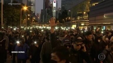 Cerca de 800 mil pessoas vão às ruas de Hong Kong pedir mais democracia - Um dos maiores protestos dos últimos seis meses teve autorização do governo, que declarou estar aberto ao diálogo.