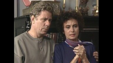 Capítulo de 30/07/1991 - Carmen e Jonas buscam conselhos sobre o relacionamento. Paula chega na cidade. Rubinho marca novo encontro com Mary. Carmen e Mary brigam na rua. Leon vai embora.