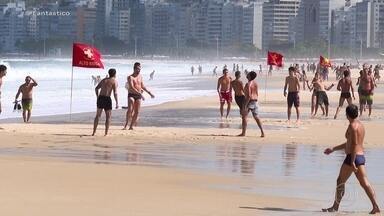 Desrespeito às medidas contra Covid-19 é registrado em cidades por todo o país - Domingo de sol levou muita gente para as praias no Rio de Janeiro e em Fortaleza. Em São Paulo, o movimento em bares foi grande.