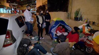 Moradores de um condomínio de São Paulo garantem o arroz com feijão de quem vive na rua - Grupo ajuda a alimentar quase mil pessoas por mês. Cada um tem uma função: um coleta os alimentos, outro monta as marmitas e tem os que fazem a distribuição três vezes na semana.