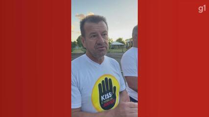 Dunga se emociona ao fazer oração com familiares de vítimas da Kiss