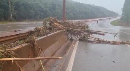 Lama na BR-040 após transbordamento de dique de barragem na Grande BH