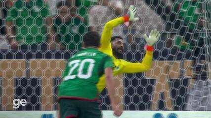 Aos 6 min do 2º tempo - gol de falta de Luis Chávez do México contra a Arábia Saudita