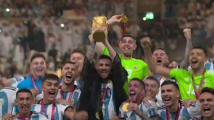 Messi veste roupa de sheik e ergue taça da Copa do Mundo