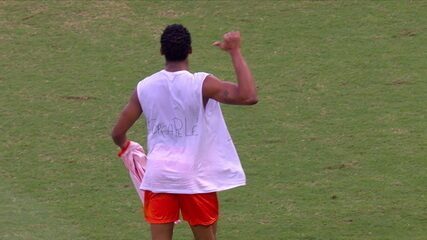 Gol do Laranja! PA ganha do zagueiro na corrida, vira o placar e exibe camisa em homenagem a Pelé