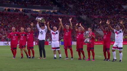 David Luiz e Éverton Ribeiro exibem taças da Libertadores e da Copa do Brasil no Jogo das Estrelas