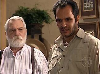 'Corpo Dourado' (1998): Alicinha (Danielle Winits) e Jorginho (Gerson Brenner) recebem Chico (Humberto Martins) na fazenda