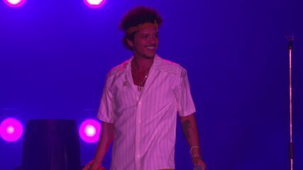 Bruno Mars fala em português e leva público do The Town à loucura