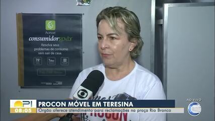 Unidade móvel do Procon atende população no Centro de Teresina