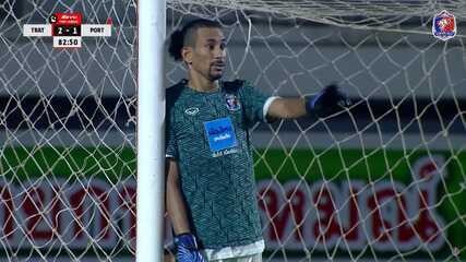 Ex-Manaus, Hamilton vai para o gol após goleiro ser expulso