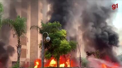 Bombeiros israelenses tentam apagar incêndios após ataques em Israel