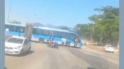 Vídeo mostra criminoso ateando fogo em ônibus na Zona Oeste do Rio