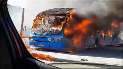 Bandidos queimam trem e dezenas de ônibus no maior ataque ao transporte público do Rio de Janeiro