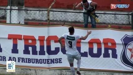 Vídeo mostra camisa 9 do Friburguense comemorando com torcedor no estádio em Cardoso Moreira