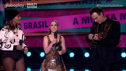 Tadeu Schmidt toca cavaquinho no Prêmio Multishow