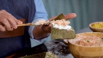 Saiba como preparar um temaki com salmão feito na brasa e uma salada de frango desfiado