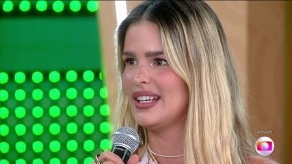 Tadeu Schmidt recebe no palco Yasmin, a 12º eliminada do BBB 24