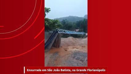 Enxurrada interdita ponte em cidade de SC; VÍDEO