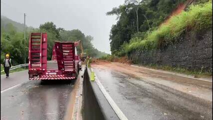 Trecho da BR-101 no Morro dos Cavalos, em SC, é parcialmente liberado após mais de 50 horas de interdição