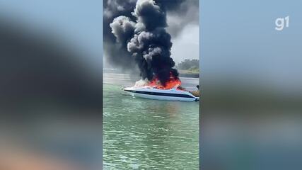 Vídeo mostra lancha pegando fogo em Cabo Frio