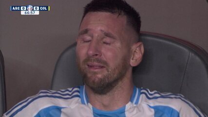 Messi tropeça, se machuca, e sai chorando do jogo entre Argentina e Colômbia