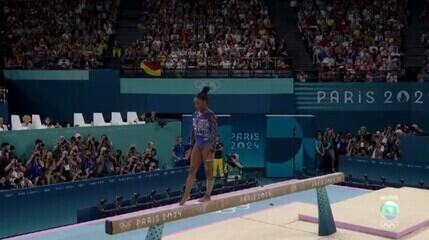 Simone Biles tira 14.566 na trave na final do individual geral