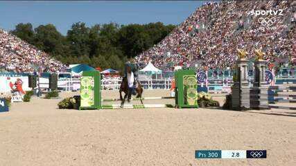 Francesa Marie Oteiza cai do cavalo no hipismo do pentatlo moderno nos Jogos de Paris 2024