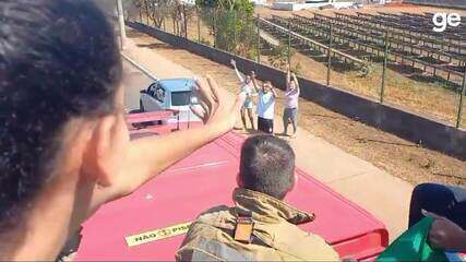 Duda e Ana Patrícia desfilam com medalha de ouro no carro do Corpo de Bombeiros