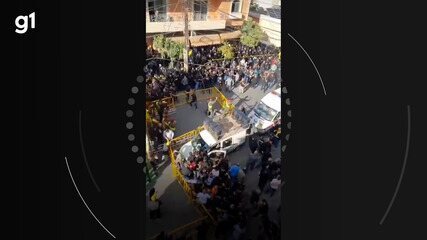 Imagens mostram a aparente detonação de um 'walkie-talkie' durante um funeral no subúrbio de Beirute, no Líbano, em 18 de setembro de 2024. 