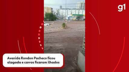 Avenida Rondon Pacheco ficou alagada durante tempestade em Uberlândia