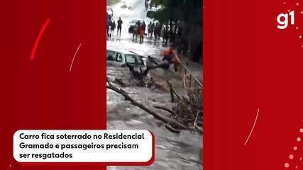 Carro fica soterrado no Residencial Gramado e passageiros precisam ser resgatados