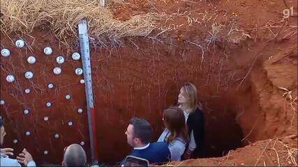 Durante visita ao Embrapa, rainha da Dinamarca entrou em trincheira para ver como raízes se dispõe no solo e como absorvem os nutrientes. 