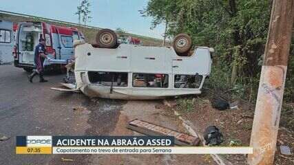 Kombi capota na Rodovia Abraão Assed, no trevo de entrada para Serrana