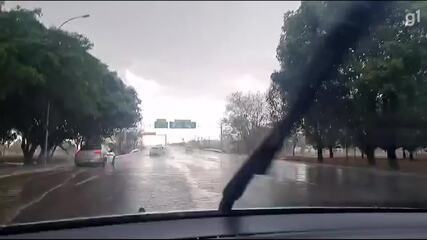 Alagamento no fim do Eixo Monumental, perto do SIA.