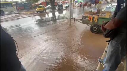 Passageiros ficam ilhados no Gama durante chuva forte no DF.