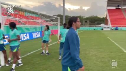 Piauiense Yngrid reconhece estádio antes de jogo do Brasil com a Polônia, pelo Mundial