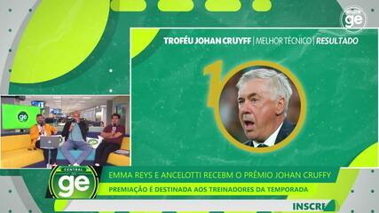 Carlo Ancelotti é eleito o melhor técnico e recebe troféu Johan Cruyff