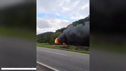 Caminhão pega fogo e interdita rodovia na Grande Florianópolis