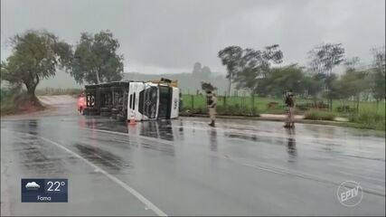 Carreta carregada de café tomba e deixa motorista ferido em Alfenas