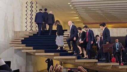 Lula e Xi Jinping sobem escadaria do Palácio do Itamaraty rumo à sala de jantar