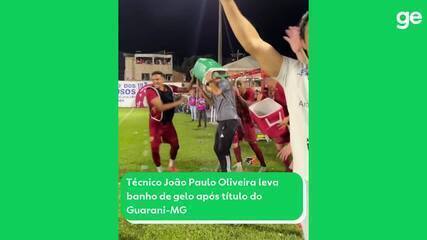 Técnico do Guarani-MG, João Paulo leva banho de gelo após título