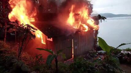 Casas irregulares construídas dentro de Terra Indígena em SC são destruídas; VÍDEO