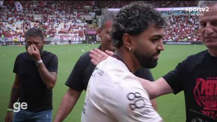 Gabigol ganha placa, ignora diretoria e celebra despedida com a torcida