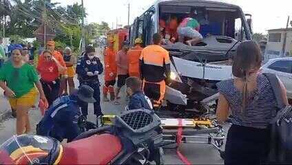 Batida entre caminhão e micro-ônibus deixou feridos em Paulista, no Grande Recife