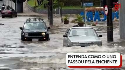 Fiat Uno passa ileso por alagamento em Sorocaba e deixa Jeep Renegade no caminho