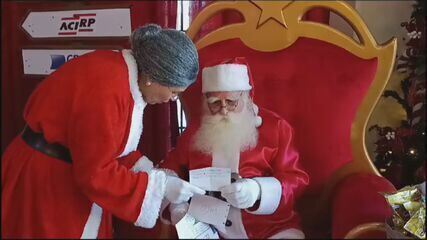 Papai Noel e Mamãe Noel leem todas as cartinhas que chegam em Ribeirão Preto, SP