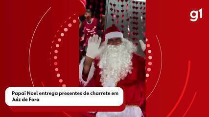 Papai Noel entrega presentes de charrete em Juiz de Fora